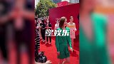 阿娇出席贾乃亮开业庆典，踩恨天高露壮硕身材，穿着宽松难遮肚腩