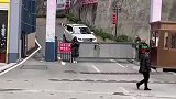 我一个路人看着都尴尬，别说当事人了