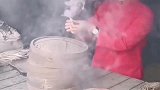 电视剧中的包子铺，看似热气腾腾的蒸笼，里面却是个烟雾弹！