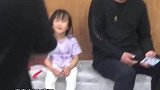 出差回家爸爸抱着儿子，坐进自己爸爸怀里看呆女儿