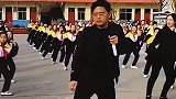 快乐的张校长带领孩子们跳课间操