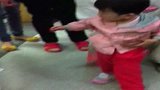 实拍奇迹女孩小伊伊恢复状况良好可以初步行走