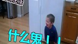 爸爸买了新玩具，宝宝一看猝不及防，吓坏宝宝了