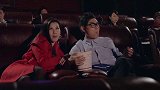 屌丝男士：大鹏看电影被前面的人挡住了，只能坐女朋友的马马肩！