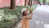 小萌娃喝饮料的样子，真的好可爱呀