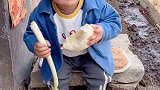 还是农村外婆教育的好！大葱就馒头！