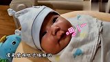 两个月的萌宝宝和老爸聊的对答如流,莫非她真能听懂老爸的话
