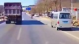 电动车过马路遇上大货车，果断弃车逃命，晚一秒命就没了！