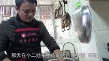 超爸在小妹家吃了烤肉，回来一直念念不忘，在家用电磁炉自制烤肉