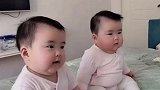洗完澡睡醒后，老二老三好像发现了外星物种