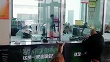 吉林长春，一只梅花鹿闯进银行