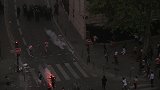 暴力不属于足球！巴黎街头球迷与防暴警察发生冲突