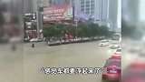 广西桂林遭遇强降雨出现内涝：楼梯变“瀑布”，司机称车都要浮起来了