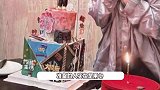 何炅51岁生日现场曝光，穿搭年轻胸肌好抢镜，对蛋糕双手合十许愿