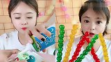 美女直播吃彩色笑脸巧克力，彩色糖葫芦果冻串，是我向往的生活