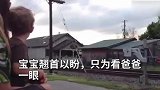 火车擦肩而过的一秒，是他们相见的宝贵时光