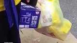 外卖小哥带着孩子送外卖