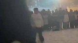 高校学生雪式摔跤，女生上阵连男生都不放过