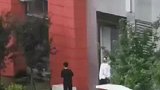 下雨女生没带伞想与男生共伞，男生怕被同学起哄直接把伞扔了