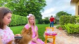 儿童游戏：两个妹妹的衣服都湿了。哥哥给她们准备了漂亮的裙子