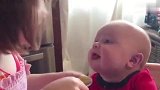真是有爱啊，老大给老二喂饭，真是幸福的二胎生活