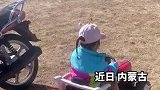 萌娃“开专车，化身妈妈的小帮手