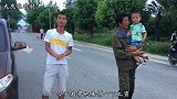 农村公公发了工资到家，婆婆让上交，公公会给吗