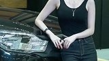 贴身小背心，很显身材吧？