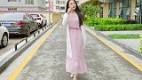 美女去碰瓷，碰上个土豪要万，不料土豪要给她万，太逗了