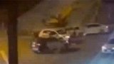 中国台湾：街头毒贩拒捕后狂逃 警方开十多枪抓人