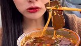 爆辣毛血旺，看美女吃的好过瘾，口水止不住的流！