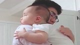 爸爸本想哄宝宝睡觉，结果宝宝也跟着学起来，真是太可爱了