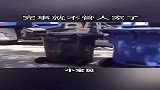 震惊！垃圾车在大街上跟垃圾桶干起来了！