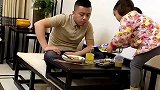 妈妈出差不在家，爸爸带女儿一起吃大餐，父女俩和谐画面十分温馨