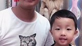 蛋爸携孩子和皮蛋宣誓爱祖国，看皮蛋的小模样太可爱了，萌萌哒