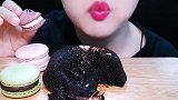 美女试吃巧克力脆皮冰淇淋、马卡龙（巧克力、绿茶、草莓口味）