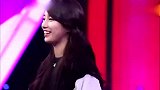 韩国女星参加综艺，在台上唱跳不停，可爱中带着性感