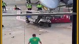 飞机旁边的车祸