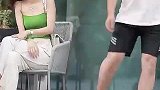 小哥哥现场演示怎么把美女逗笑，天啊！真的高手