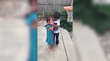 妹妹被篮球砸中大哭 哥哥一把抱起妹妹帮她成功投篮