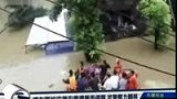 实拍安徽安庆暴雨 武警橡皮艇奋力转移群众-7月16日