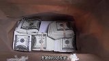 恶作剧：在路人的身边捡了个钱袋，看到里面的金额吓到了