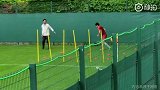 中国女足备战淘汰赛 王珊珊独自进行恢复训练