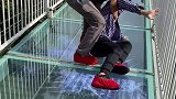小伙子要找妈妈了……
