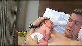 爸爸第一次抱宝宝，不料宝宝就给爸爸一份特殊的礼物，妈妈笑喷了
