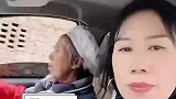 农村妈妈开车带女儿，她的开车技术比我好她喜欢开车