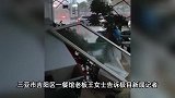 台风“剑鱼”来袭！路人顶风打伞寸步难行，市民走不动无助抱树