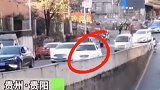 贵州贵阳街头，车流中，这一辆车“与众不同”……  安全出行 交通安全 遵守交通规则
