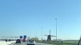 荷兰的日常，到处都是的风车。出差去机场的路。