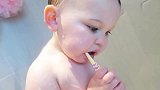 爸爸在给Emilia洗澡，宝宝却在吃牙刷，这认真劲太可爱了
